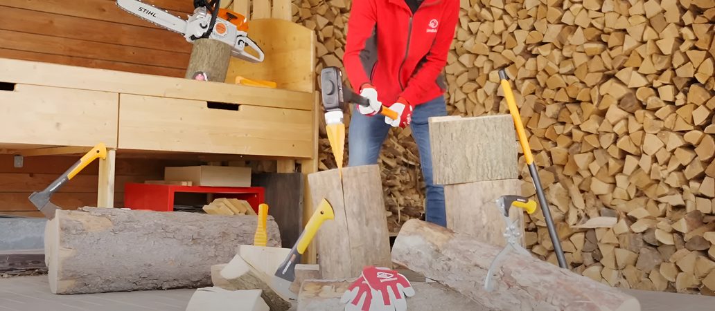 Jak na štípání velkých špalků pomocí klínu a kalače