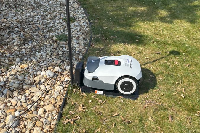 Testovali jsme ANTHBOT Genie: Jednoduchá a dobře vybavená robotická sekačka