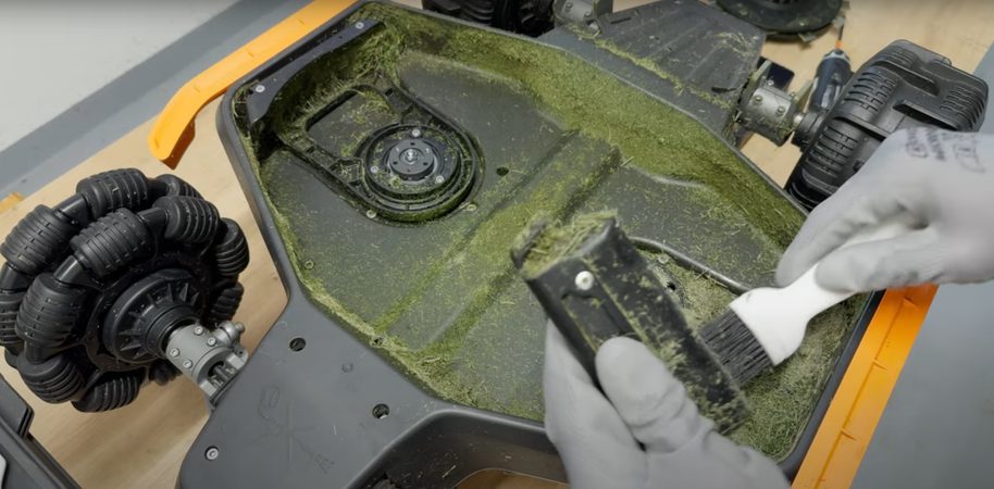 Zimní údržba robotické sekačky Mammotion LUBA 2 AWD X