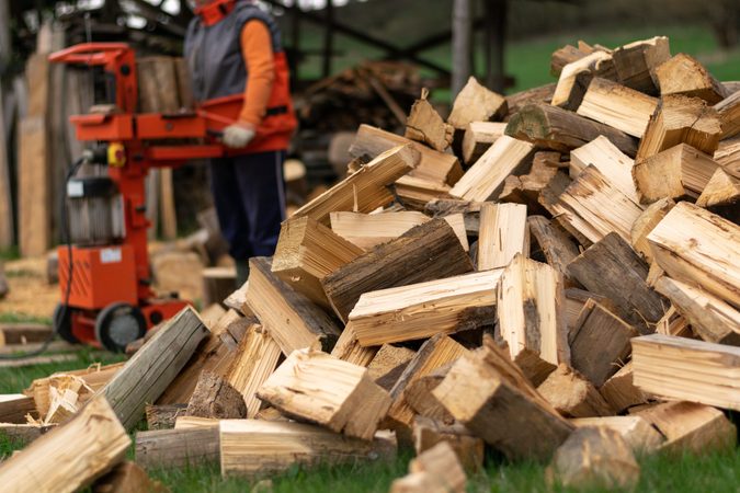 5 důvodů, proč letos svěřit přípravu palivového dřeva technice