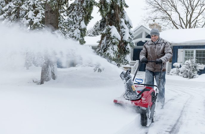 Zatočte se sněhem. Frézy, hrabla, lopaty a další zimní výbava