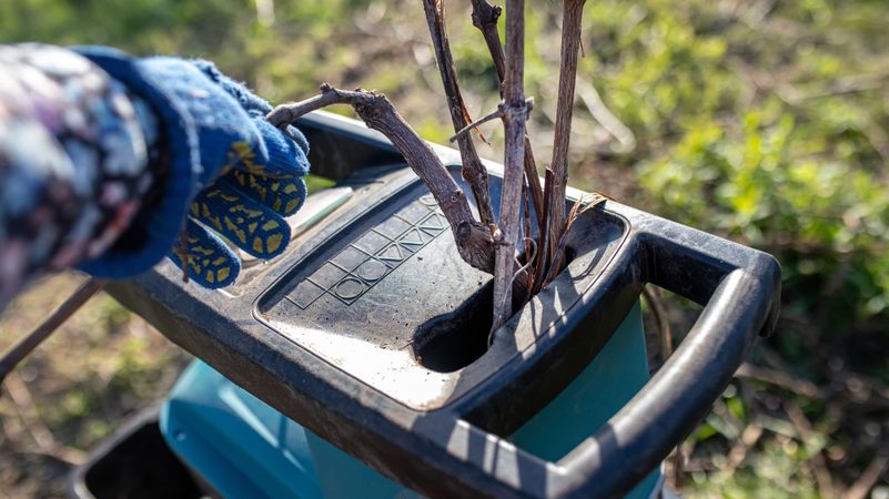 Nožový nebo válcový drtič větví: V čem se liší a jaký vybrat?