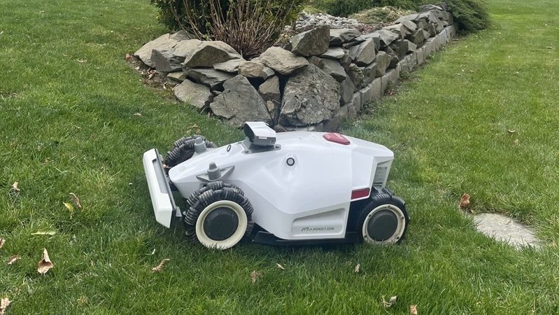 Reálná zkušenost s robotickou sekačkou: Jak si poradila s náročnější zahradou?