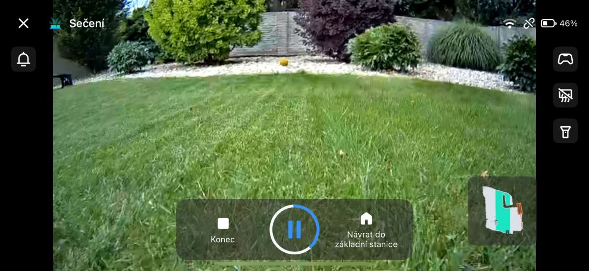 Záběr ze sekačky TerraMow V1000 z pohledu její kamery během sečení