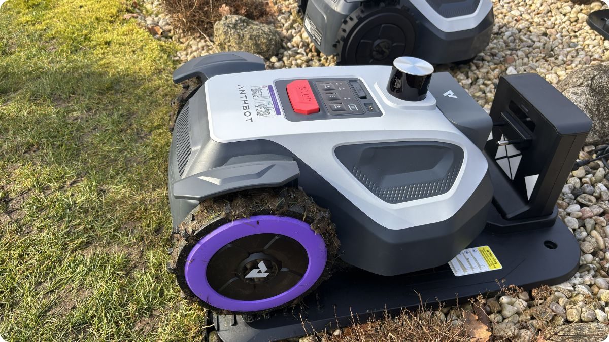 Robotická sekačka ANTHBOT M5 LiDAR v nabíjecí stanici