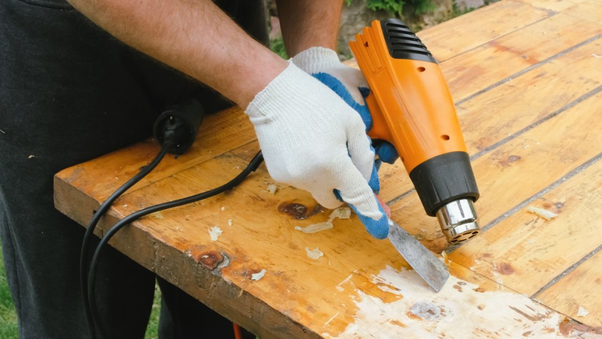 Odstranění starého nátěru ze dřeva pomocí horkovzdušné pistole a špachtle