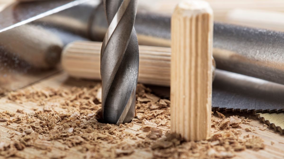 detail vrtáku při vrtání do dřeva v dílně