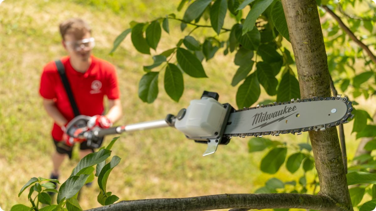 Teleskopická vyvětvovací pila – bezpečný a snadný řez větví ve výšce