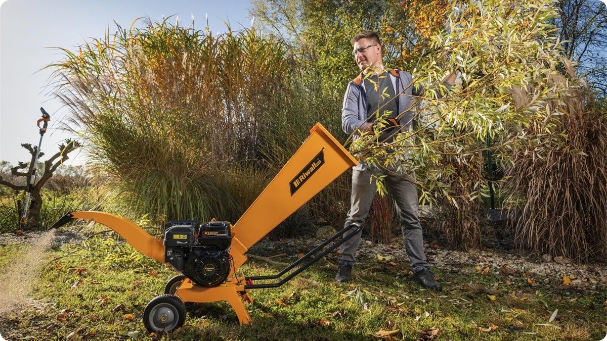 Benzínový drtič větví - zpracování dřevního odpadu na zahradě