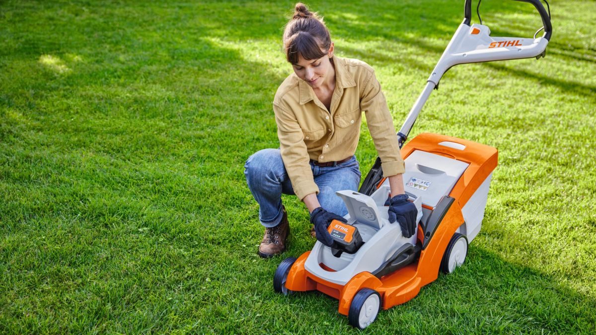 Akumulátorová sekačka na trávu