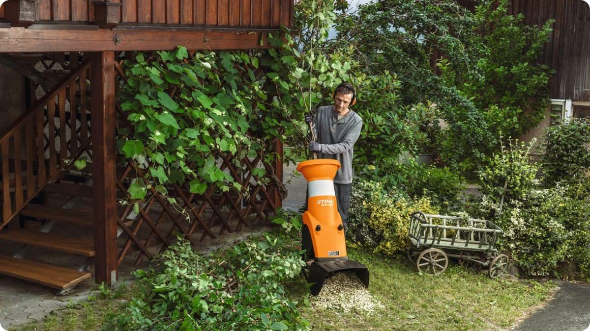 Výkonný drtič větví STIHL - zpracování dřevního odpadu na zahradě