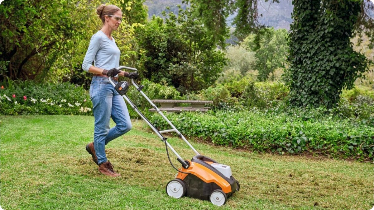 Vertikutátor STIHL při provzdušňování trávníku na zahradě
