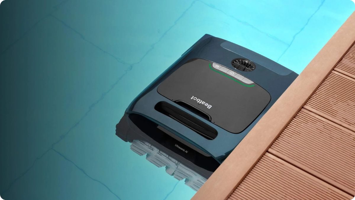 Robotický bazénový vysavač Beatbot zaparkovaný u okraje bazénu po dokončení čištění