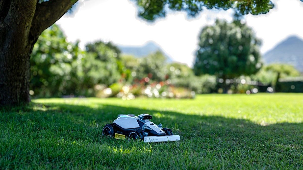 údržba trávníku pomocí robotické sekačky