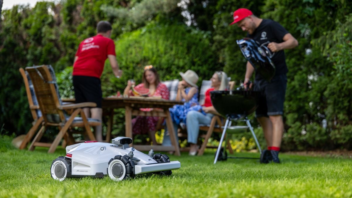 bezdrátová robotická sekačka seká trávník