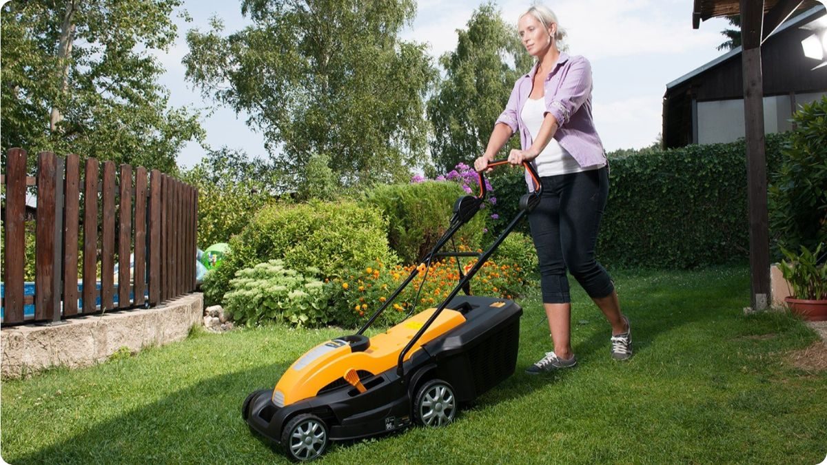Lehká elektrická sekačka umožňuje pohodlné a snadné sečení trávníku