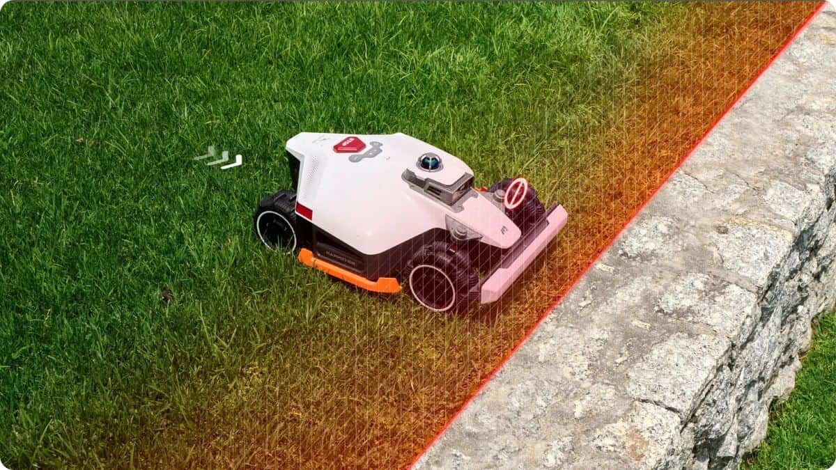 Robotická sekačka s LiDARem snímající okolí a bezpečně rozpoznávající hranice trávníku