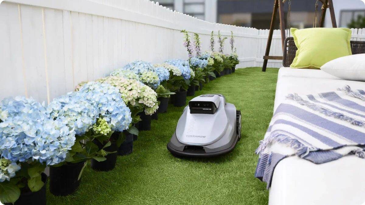 Robotická sekačka s vizuální navigací – průjezd úzkým průchodem na zahradě