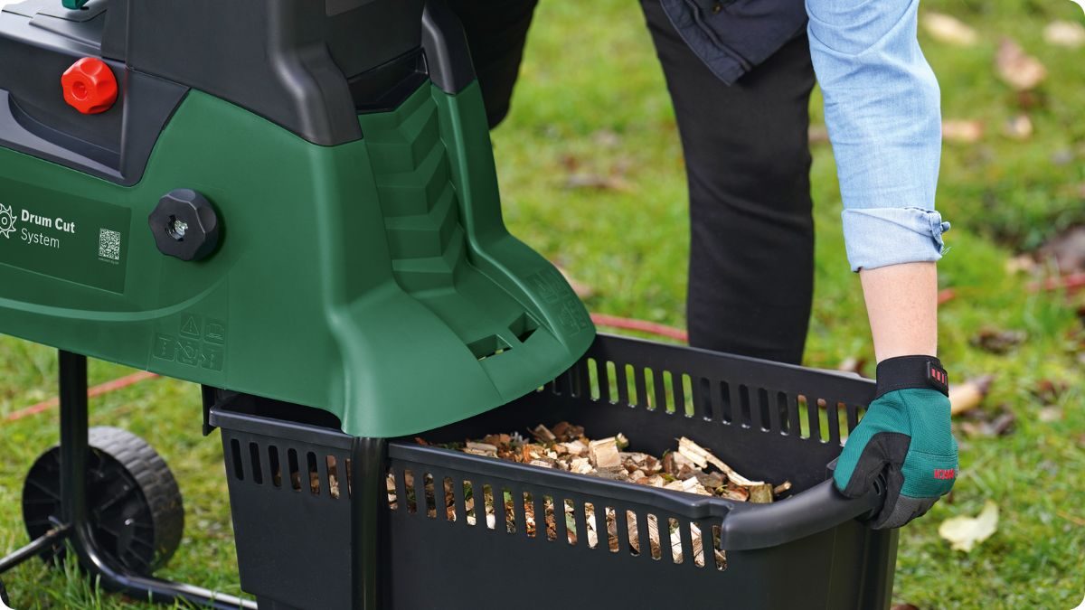 Výsledná štěpka po použití elektrického zahradního drtiče
