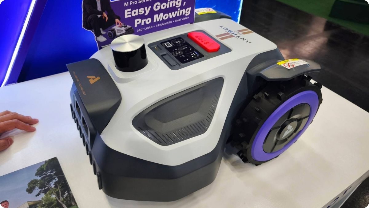 Robotická sekačka ANTHBOT s navigací HoloSense na veletrhu spoga+gafa
