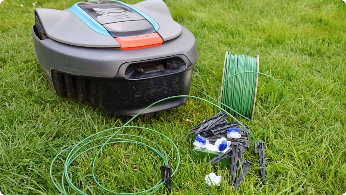 Instalace robotické sekačky s obvodovým drátem – vymezení hranic sečení pomocí kabelu