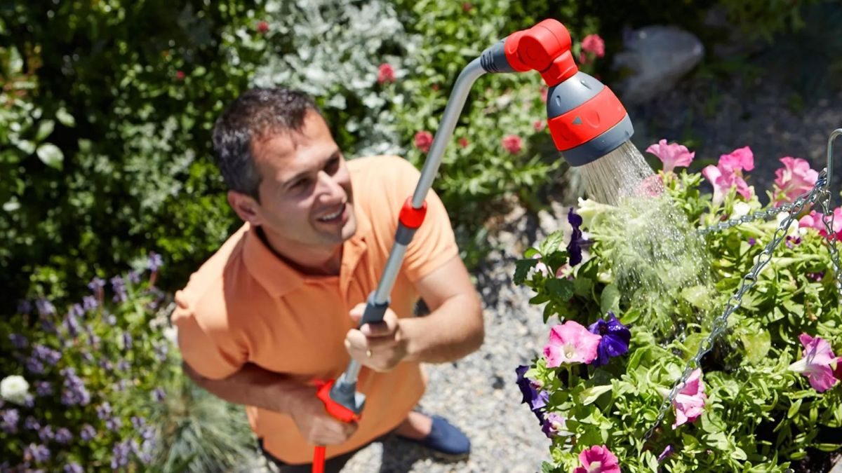 zalévání na zahradě pomocí sprchy napojené na čerpadlo do sudu