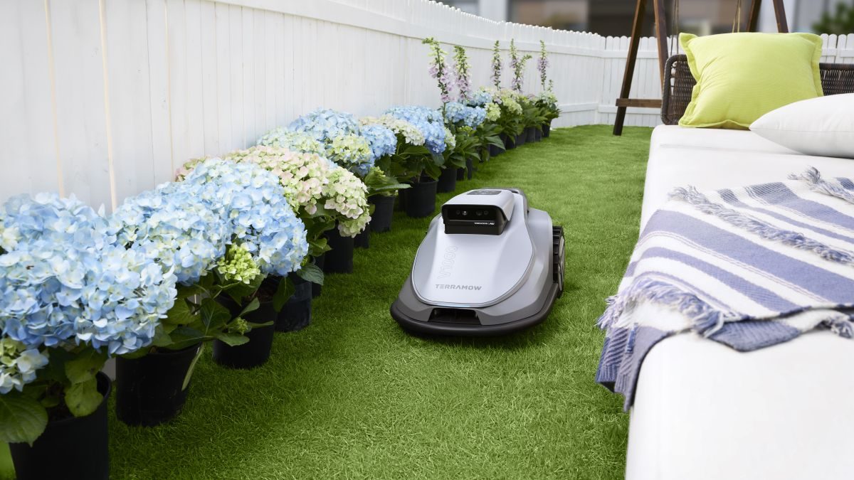 TerraMow V series při sečení v úzkém průchodu