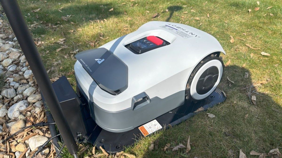 ANTHBOT Genie v dokovací stanici během testování