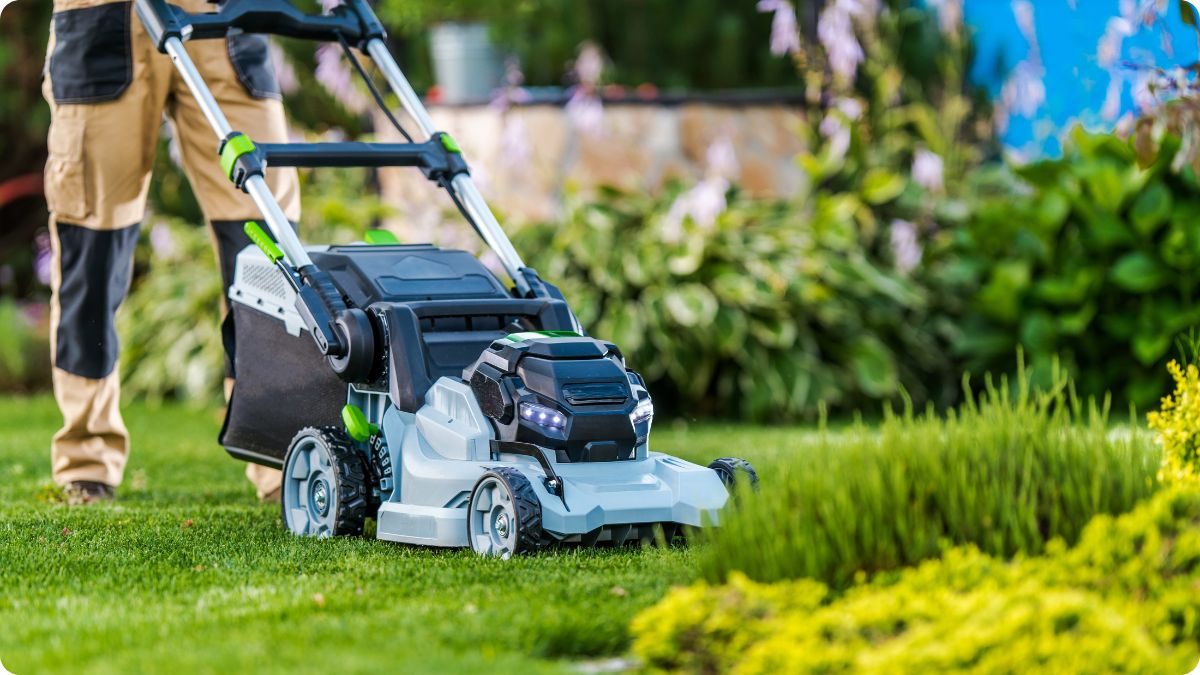Sečení trávy aku sekačkou na zahradě