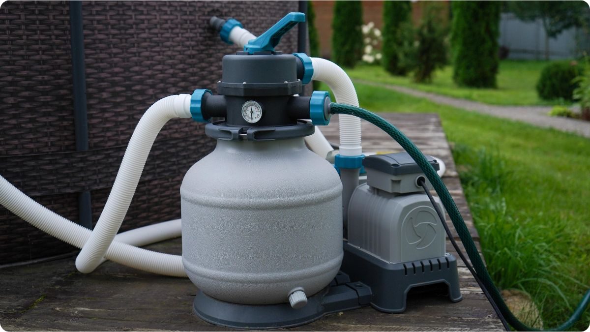 Písková filtrace k bazénu s čerpadlem při provozu