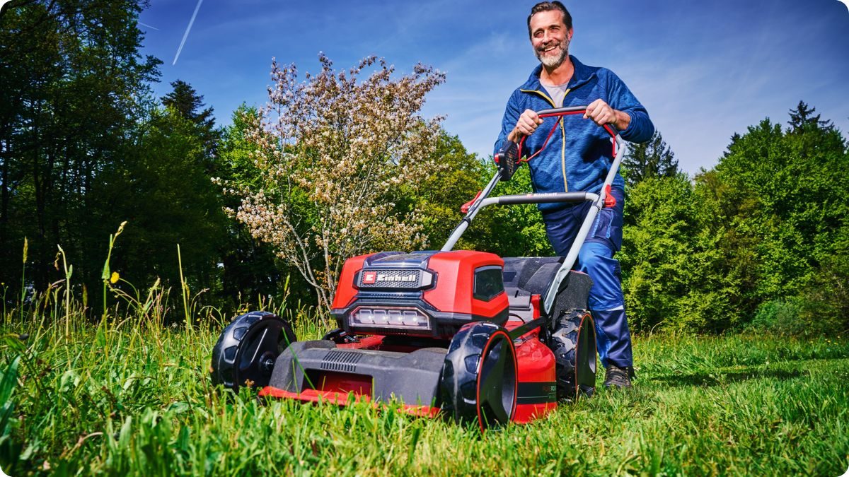 Akumulátorová sekačka s pojezdem