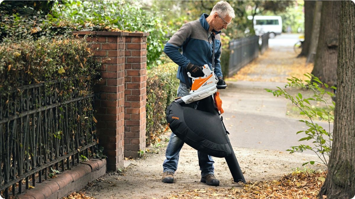 Kombinovaný fukar a vysavač na listí STIHL – úklid okolí domu