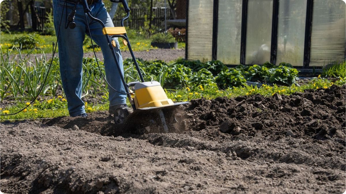 Kultivátor při zpracování půdy na zahradním záhonu