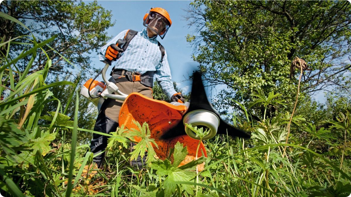 Křovinořez při sečení vysokého porostu na neudržované ploše