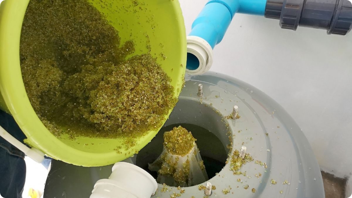 Doplňování filtračního skla do bazénové filtrace