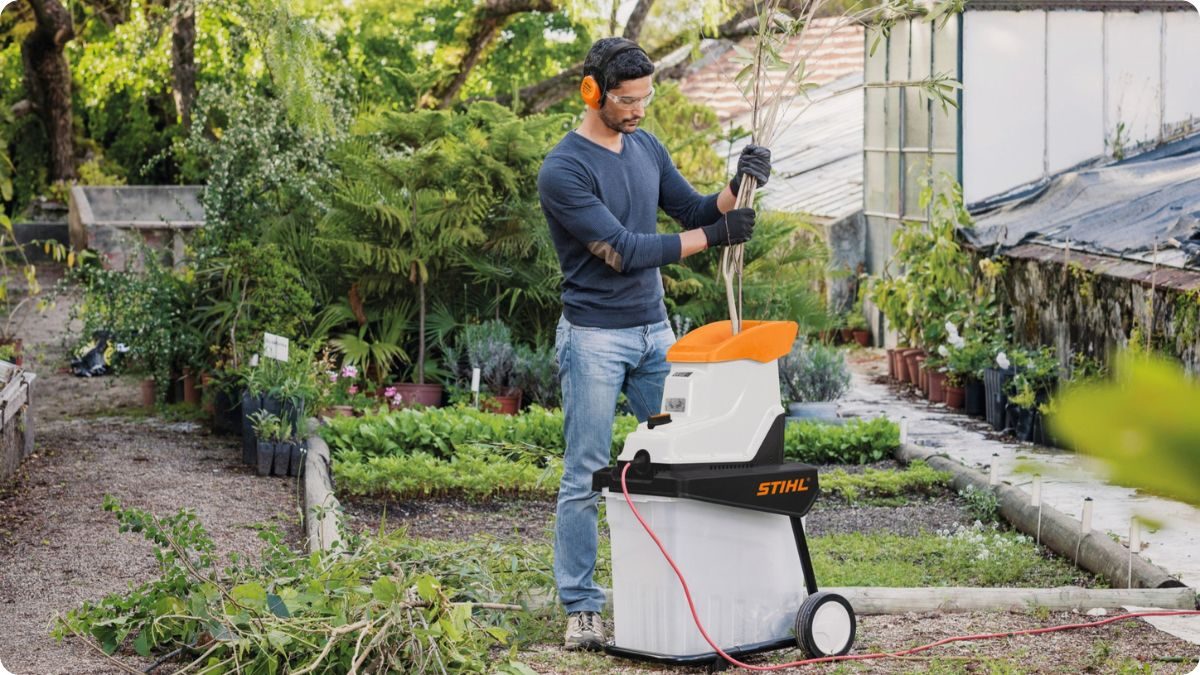 Elektrický drtič větví - zpracování dřevního odpadu na zahradě