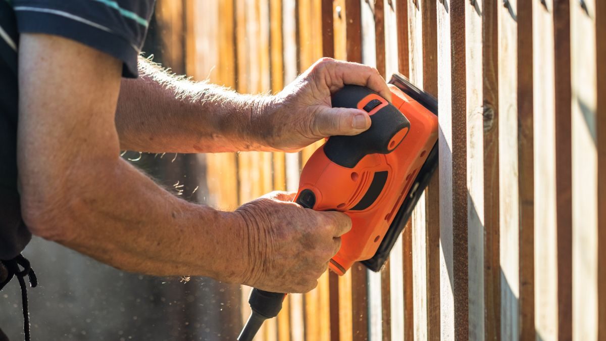 Odstranění staré barvy z dřevěného plotu - broušení vibrační bruskou