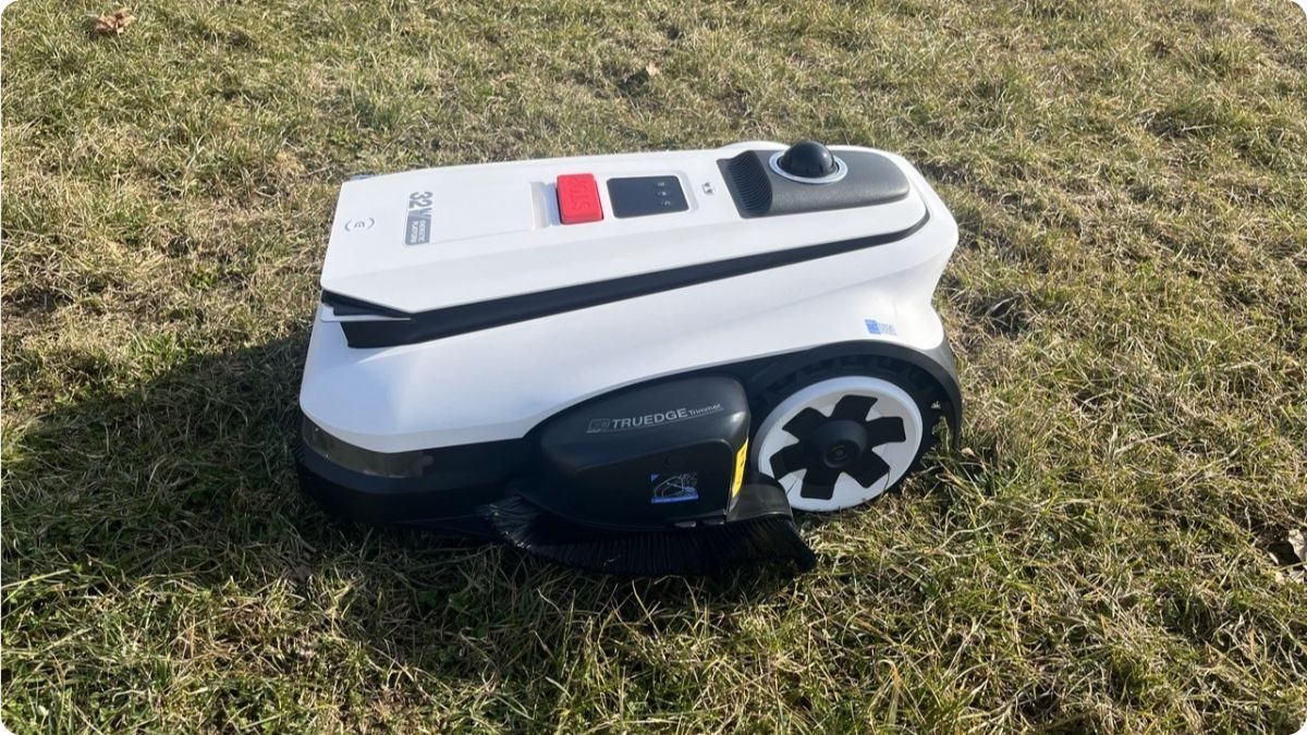 Robotická sekačka Ecovacs GOAT se strunovým bočním dožínačem