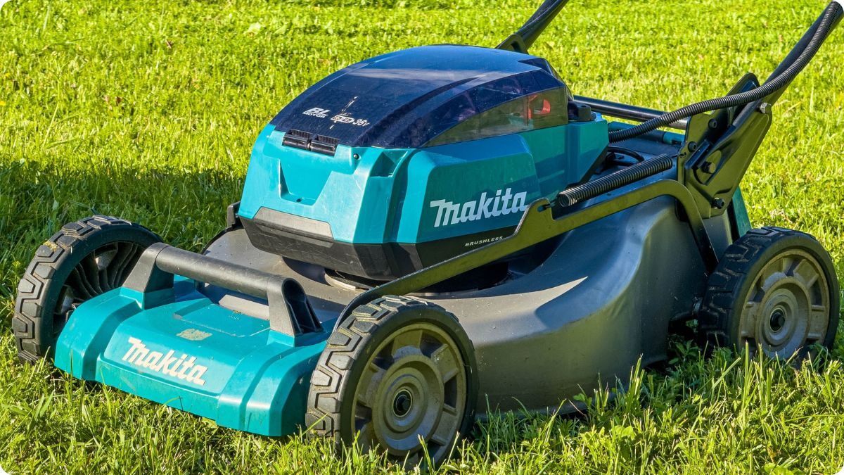 Akumulátorová sekačka na trávu Makita