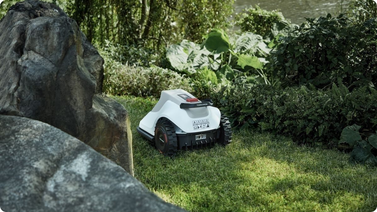 Bezdrátová robotická sekačka - průjezd úzkým místem na zahradě