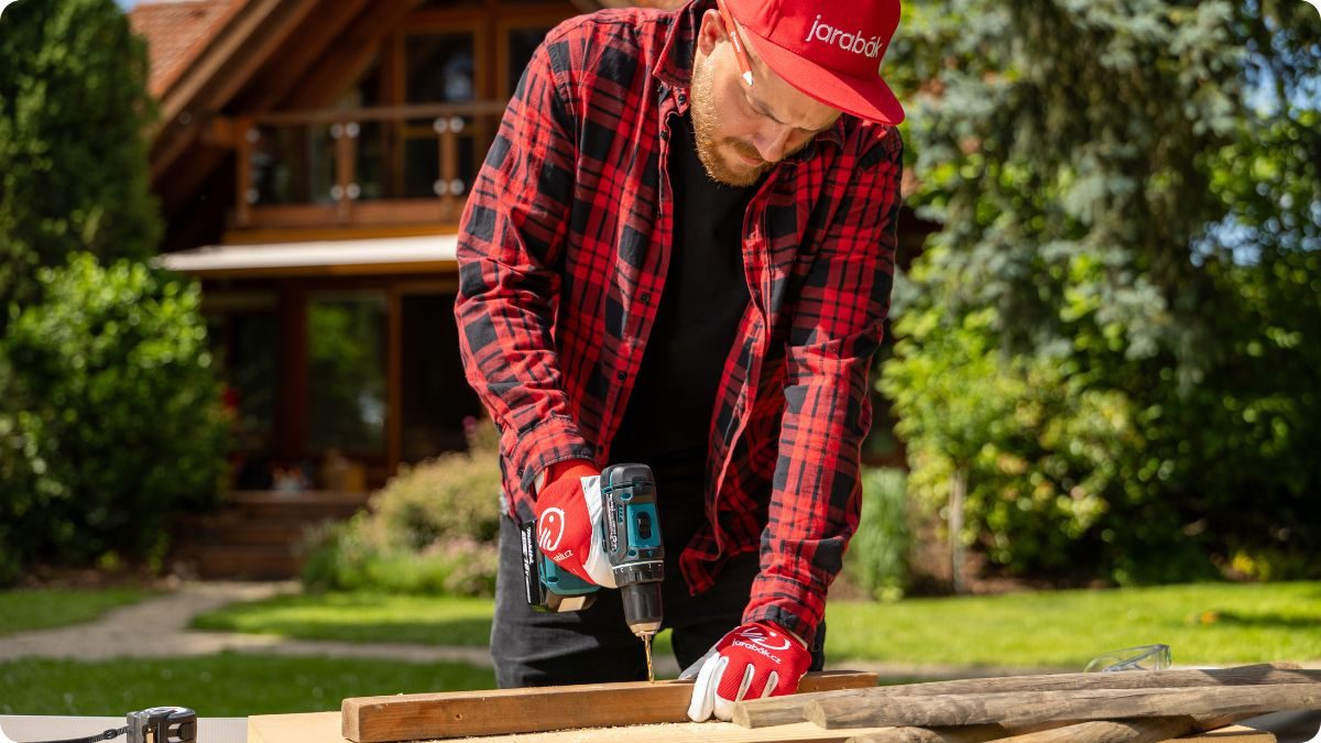 Vrtání do dřeva akumulátorovou vrtačkou Makita 