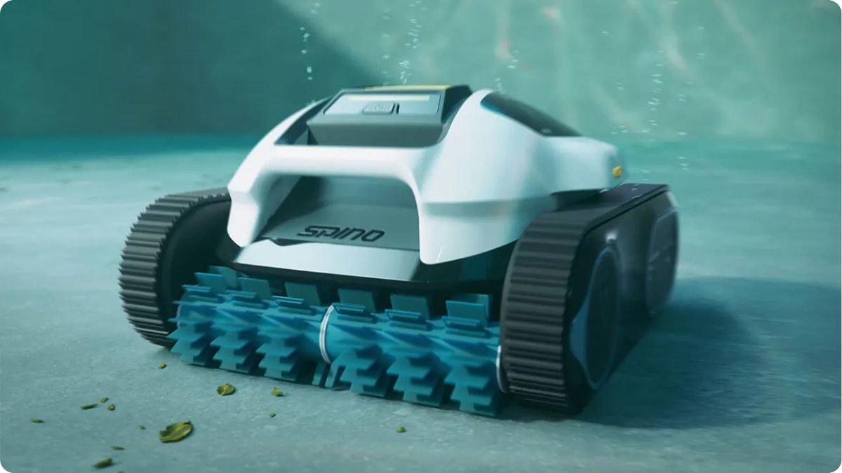 Automatický vysavač při čištění dna bazénu