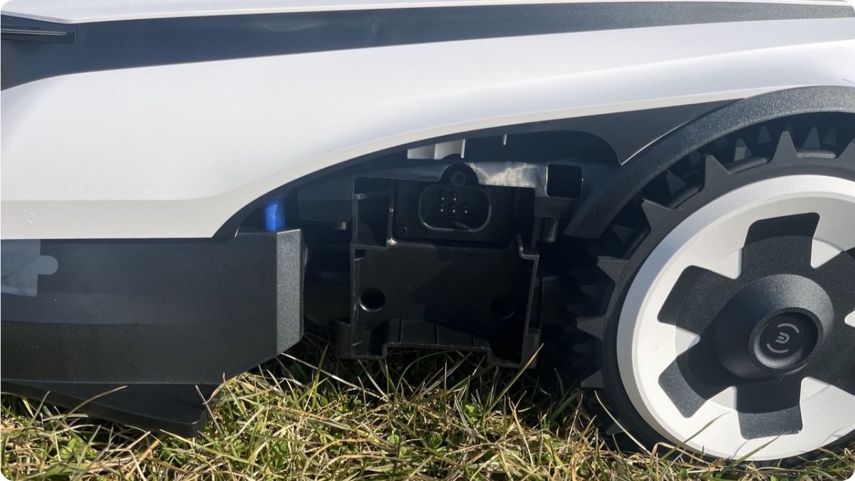 Detail konektoru ECOVACS GOAT A1600 LiDAR PRO pro připojení bočního dožínače