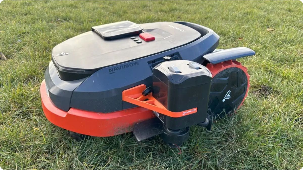 Detail bočního strunového dožínače robotické sekačky Segway Navimow X3