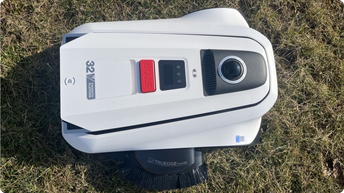 Horní pohled na ECOVACS GOAT A1600 LiDAR PRO s LiDAR senzorem