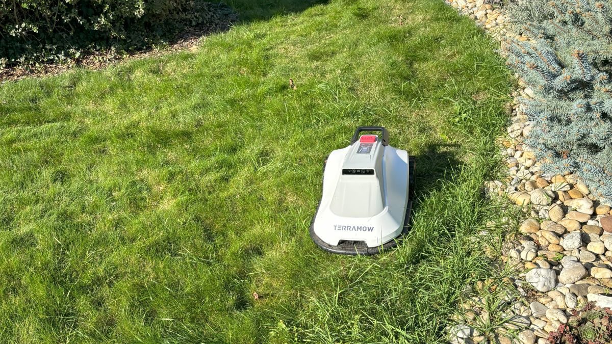 údržba trávníku pomocí robotické sekačky