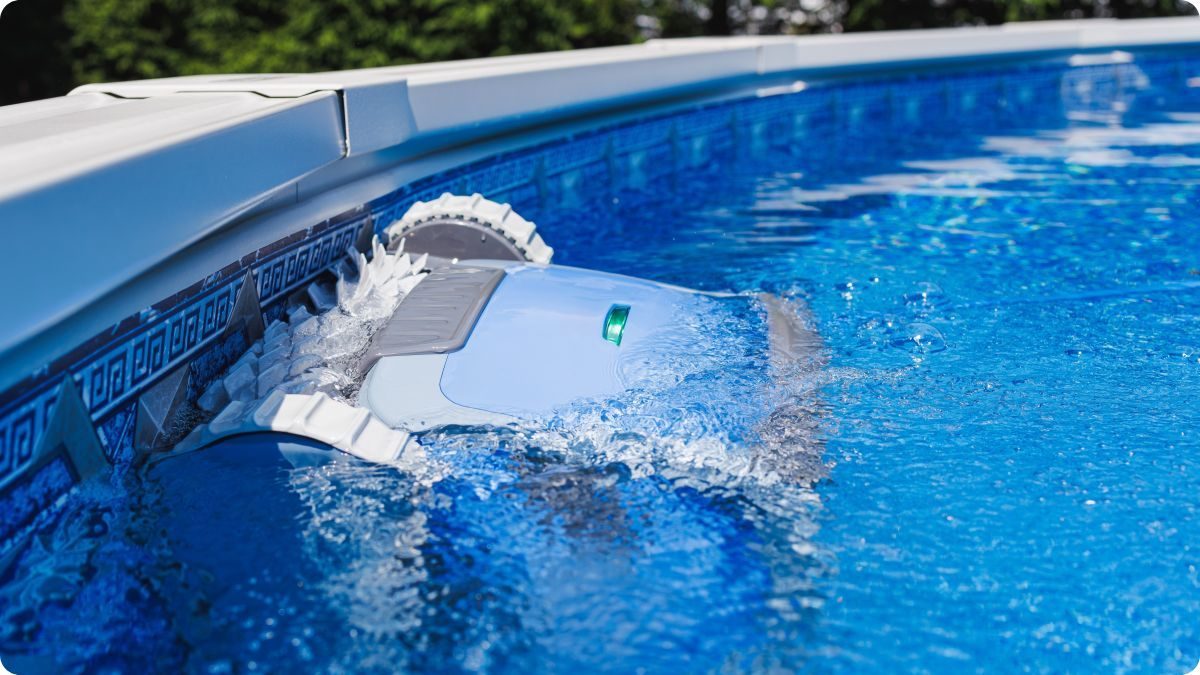 Robotický bazénový vysavač při čištění stěny a hladinové linky