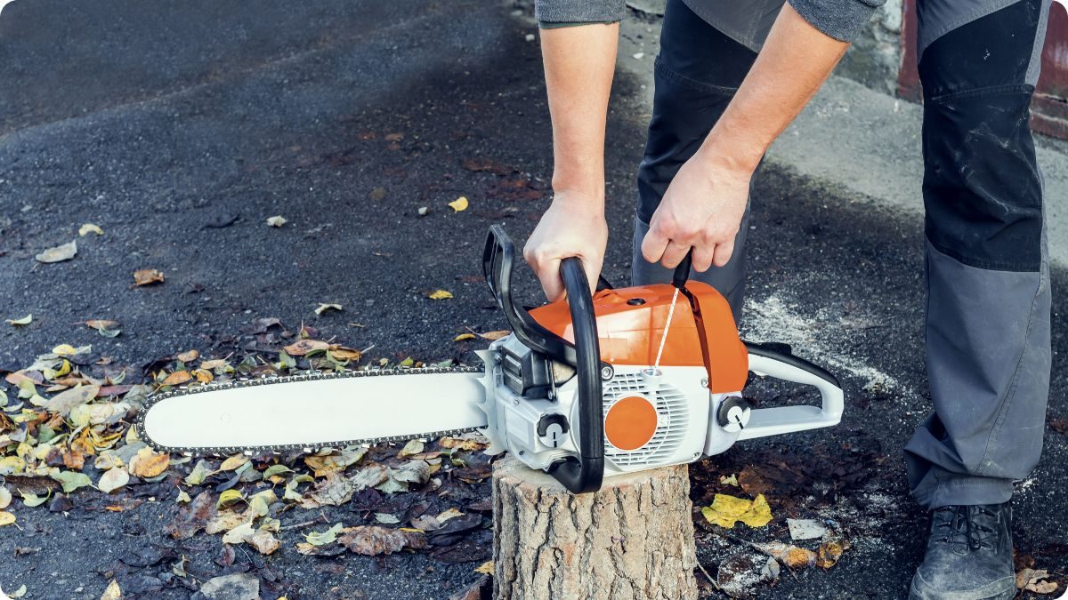 Bezpečné startování motorové pily před zahájením řezání