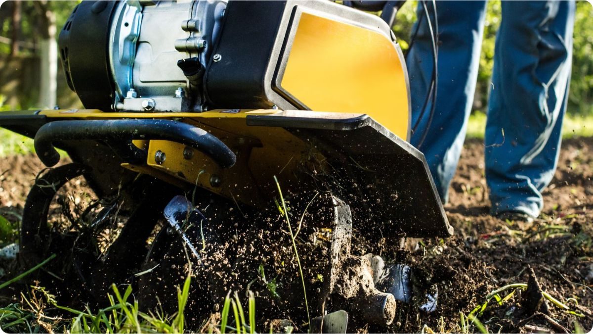 Kultivátor kypří půdu do hloubky při přípravě záhonu