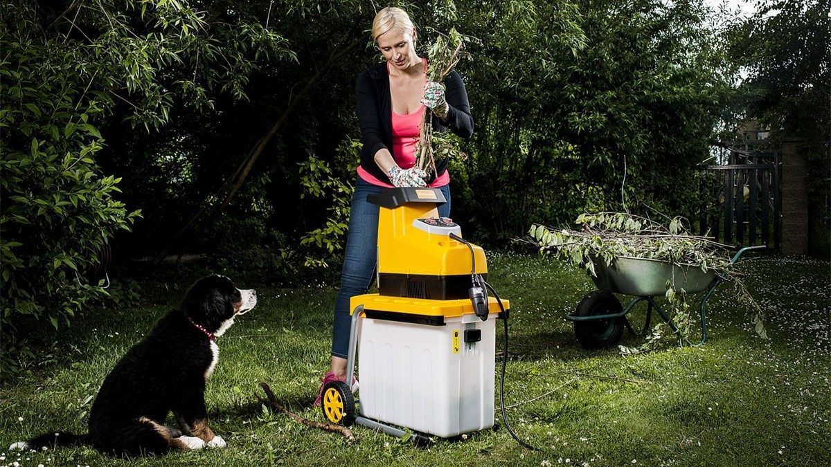 zpracování větví pomocí zahradního drtiče